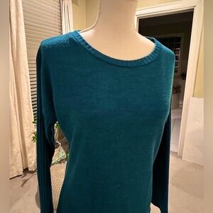 Chris & Carroll emerald green crewneck lightweight long sleeve sweater.Size M
